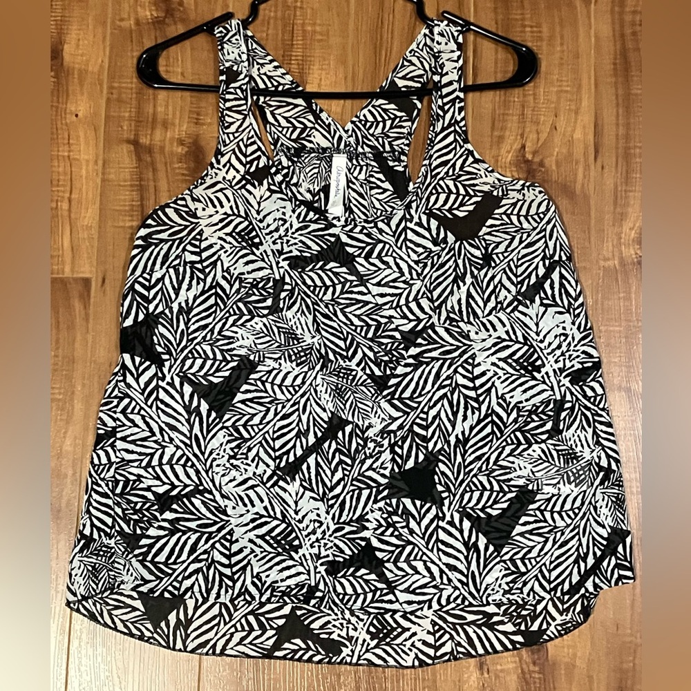 *🧡3/20$*NWOT*Black & White Leaf Pattern Flowy Tank Top